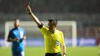 Wasit&nbsp;Xaypaseth Phongsanit memberikan kartu kuning&nbsp;saat laga FIFA Match Day antara Timnas Indonesia melawan Timnas Curacao di Stadion Pakansari, Bogor, Selasa (27/09/2022). (Bola.com/Muhammad Iqbal Ichsan)