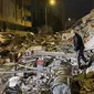Seorang pria mengecek bangunan yang runtuh di Diyarbakir, Turki selatan, Senin dini hari, 6 Februari 2023. Laporan The Guardian, Senin (6/1/2023) menyebut, sedikitnya 10 orang tewas di Turki setelah gempa mengguncang selatan negara itu dan juga Suriah utara, kata dua pejabat Turki. (Depo Photos via AP)