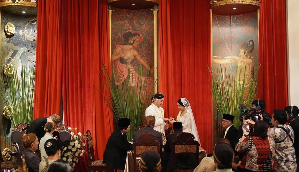 Pernikahan Nadia Soekarno dan Kama Sukarno digelar khidmat dengan mengusung adat Jawa. [@sorayahaque]