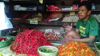 Wagimin (48), pedagang sayur di Pasar grogol Jakarta Barat, mengatakan bahwa harga sejumlah kebutuhan pokok terus merangkak naik. (Fiki/Liputan6.com)