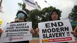 Massa berunjuk rasa memperingati Hari Buruh Migran Internasional 2018 di depan Istana Merdeka, Jakarta, Selasa (18/12). Mereka meminta pemerintah menciptakan layanan kesehatan dan pendidikan gratis bagi Buruh Migran Indonesia. (Merdeka.com/Imam Buhori)