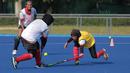 Duel timnas Hoki Putri Indonesia saat berlatih di Lapangan Hoki, Senayan, Jakarta, Selasa (2/4/2018). Tim Hoki terus melakukan adaptasi lapangan jelang Asian Games 2018. (Bola.com/Nick Hanoatubun)