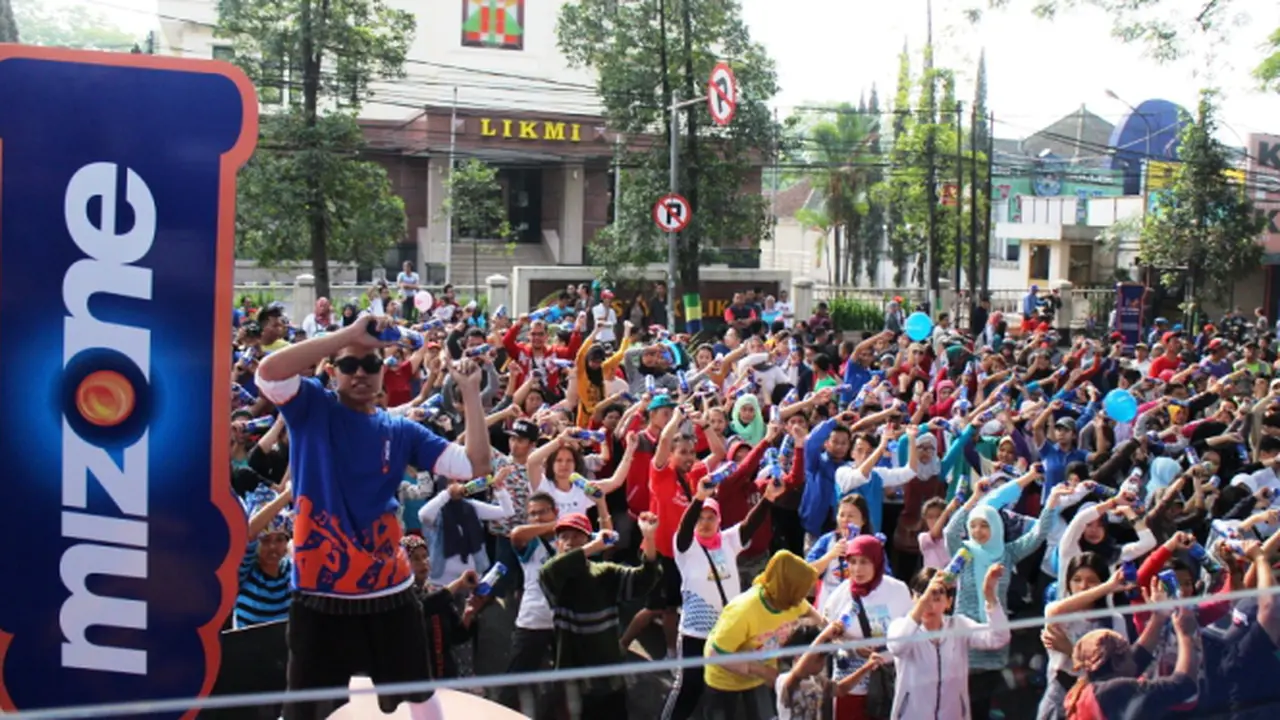 Aksi Warga Bandung di Pagi-pagi Disko Bersama Mizone