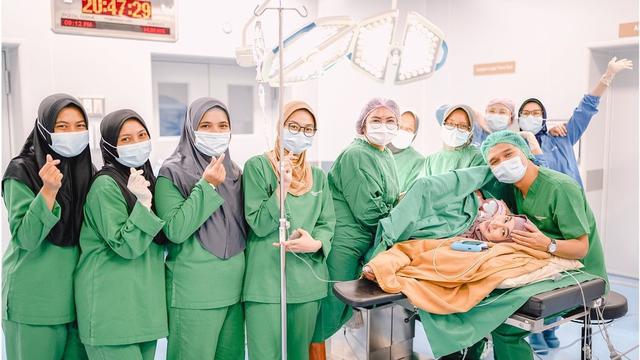 Anisa Rahma Melahirkan Anak Ketiga Perempuan Lagi, Ini 6 Potret Persalinannya