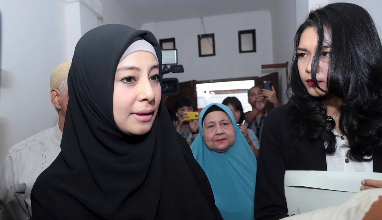 Putri Aisyah Aminah tidak terlalu memikirkan ketiga anaknya saat tidak bersama lagi ayahnya. Putri mengaku bahwa selama ini buah hatinya sudah sering ditinggal oleh suaminya. (Deki Prayoga/Bintang.com)