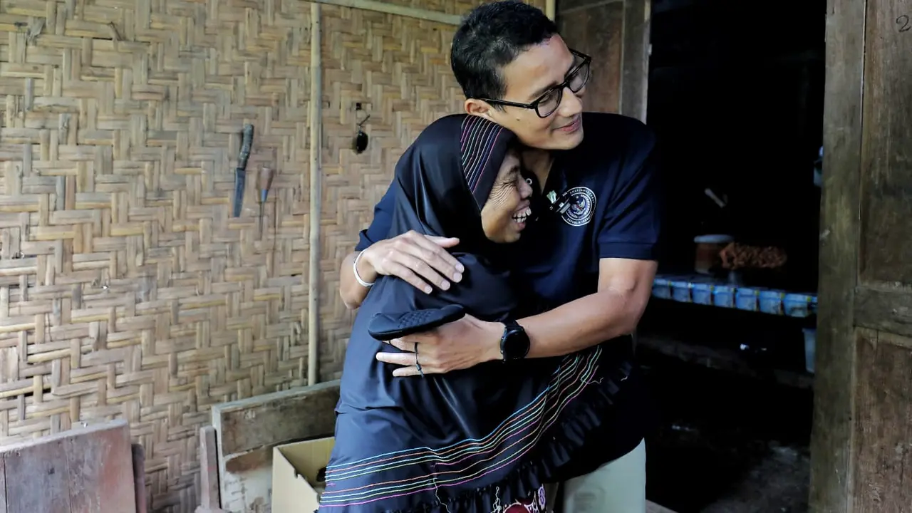 Menparekraf Sandiaga Uno saat memeluk nenek Painah (78) yang mengidap penyakit asma selama 32 tahun di Trenggalek. (Dian Kurniawan/Liputan6.com).