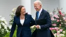 <p>Kamala Harris maju pemilihan Calon Presiden Amerika Serikat menggantikan Joe Biden yang beberapa waktu lalu secara mengejutkan, mengundurkan diri dan memilih mendukung Kamala. Melihat gaya power dressing Kamala yang sehari-hari memadukan blazer jadi outfit harian. Di sini, Kamala Harris memadukan inner putih dengan blazer dan celana panjangnya yang serasi berwarna biru navy. [Foto: Instagram/kamalaharris]</p>