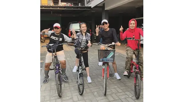 7 Gaya Ayu Ting Ting dengan Hobi Barunya Bersepeda, Makin Cantik dan Bugar