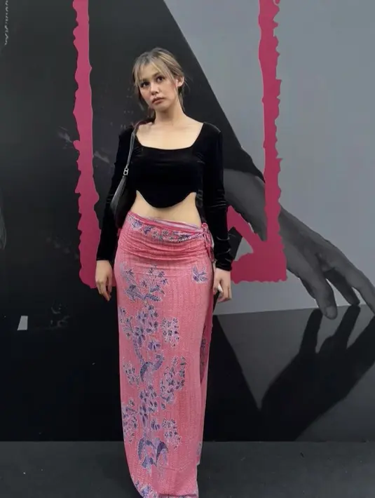 <p>Vanesha Prescilla juga hadir di pameran tersebut mengenakan crop top korset lengan panjang hitam dipadukan kain lilit warna pink sebagai bawahan. @vaneshaass</p>