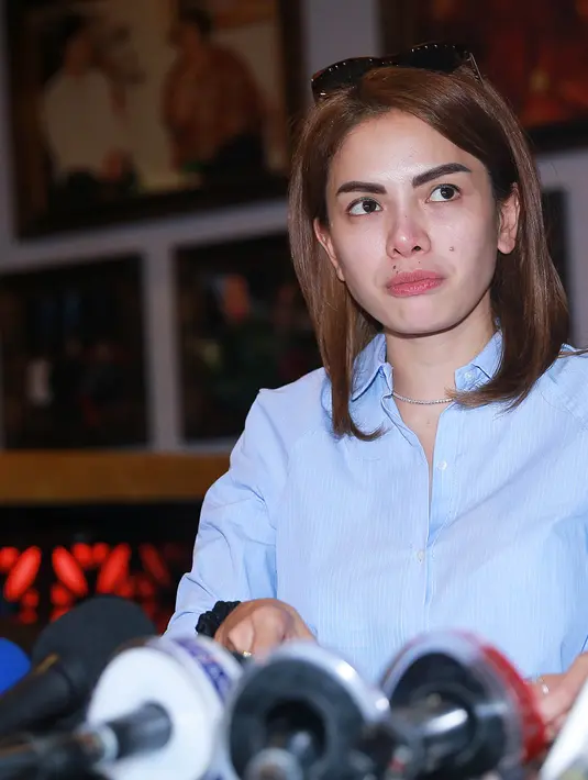 Nikita Mirzani. Artis seksi ini diciduk pihak Mabes Polri pada 10 Desember 2015. Nikita sempat menjalani pemeriksaan dan dikirim ke Dinas Sosial. Ia membantah dirinya terlibat dalam prostitusi artis. (Galih W. Satria/Bintang.com)