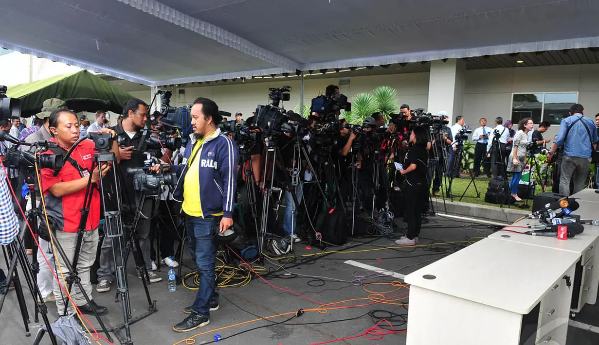 Suasana peliputan awak media di posko Crisis Centre di Terminal II Bandara Juanda, Surabaya, Senin (29/12/2014). (Liputan6.com/Johan Tallo)