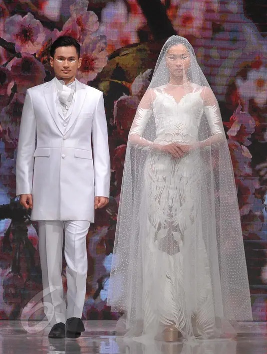 Model berpose mengenakan koleksi busana pengantin pada pameran pernikahan yang bertajuk Unveil, From Indonesia to the World di Grand Ballroom Shangri-La Hotel, Jakarta, Jumat (5/6/2015). (Liputan6.com/Herman Zakharia)