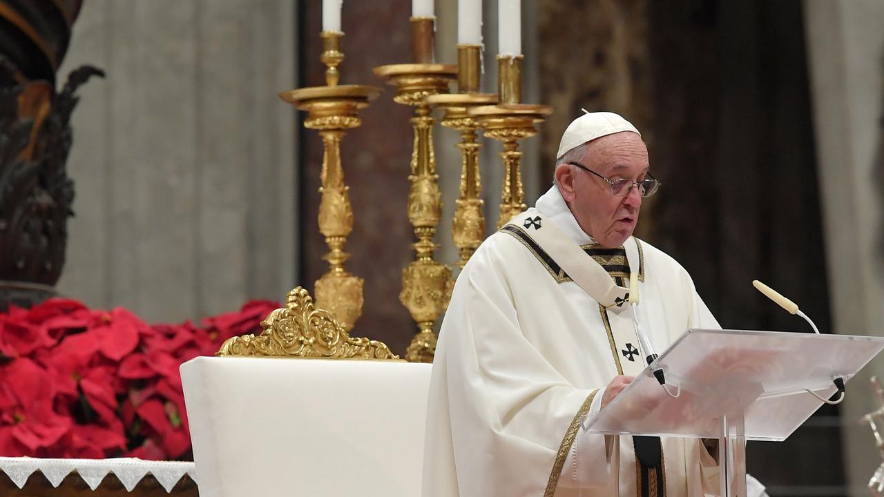 Paus Fransiskus Pimpin Misa Malam Natal di Vatikan