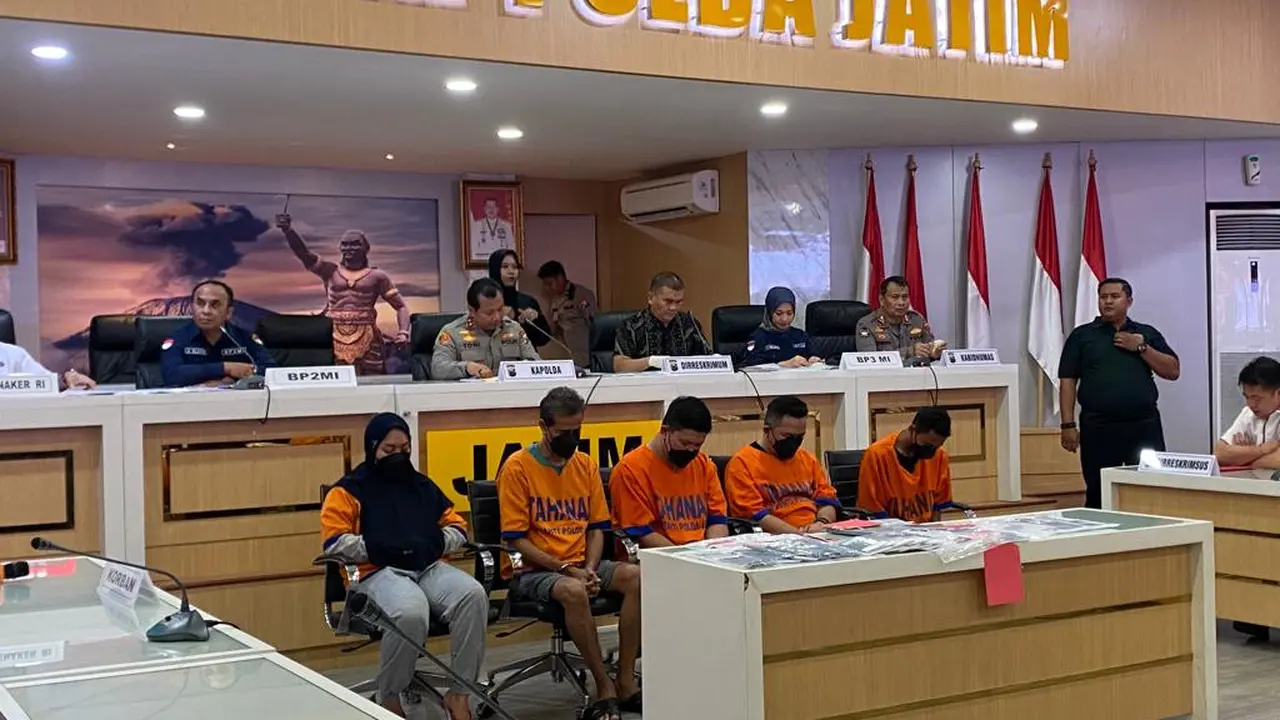 Para tersangka tindak pidana perdagangan orang (TPPO) diamankan di Polda Jatim. (Dian Kurniawan/Liputan6.com)