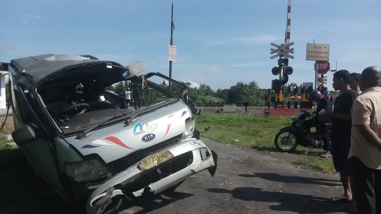 Tabrakan dengan Kereta Api, Sopir Travel Tolak Turun dari Mobil 