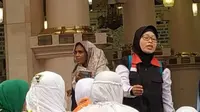 Iis, menjaga jemaah haji perempuan Indonesia saat berziarah ke Raudhah di Masjid Nabawi. (www.kemenag.go.id)