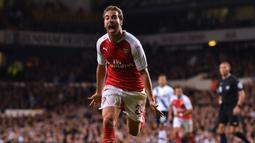 Mathieu Flamini. Eks gelandang Prancis berusia 38 tahun yang pensiun pada Juli 2019 bersama Getafe ini pernah dua kali memperkuat Arsenal sepanjang kariernya. Di periode pertamanya ia bertahan 4 musim pada 2004/2005 hingga 2007/2008 usai didatangkan dari Marseille dan total tampil dalam 153 laga di semua ajang dengan mencetak 8 gol. Sementara periode keduanya berlangsung selama 3 musim pada 2013/2014 hingga 2015/2016 usai didatangkan dari AC Milan. Ia total tampil dalam 93 laga di semua ajang pada periode keduanya dengan mencetak 5 gol. (AFP/Ben Stansall)