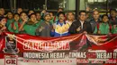 Pelatih dan pemain Timnas Indonesia U-16 foto bersama saat tiba di Bandara Soetta, Tangerang, Sabtu (23/9/2017). Timnas U-16 berhasil meraih hasil sempurna pada kualifikasi Piala Asia U-16 di Thailand. (Bola.com/Vitalis Yogi Trisna)