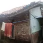 Kondisi rumah nenek Imil di Kampung Bancong, Desa Kertasari, Pebayuran, Kabupaten Bekasi, Jawa Barat yang memprihatinkan dan nyaris roboh. (Liputan6.com/Bam Sinulingga)
