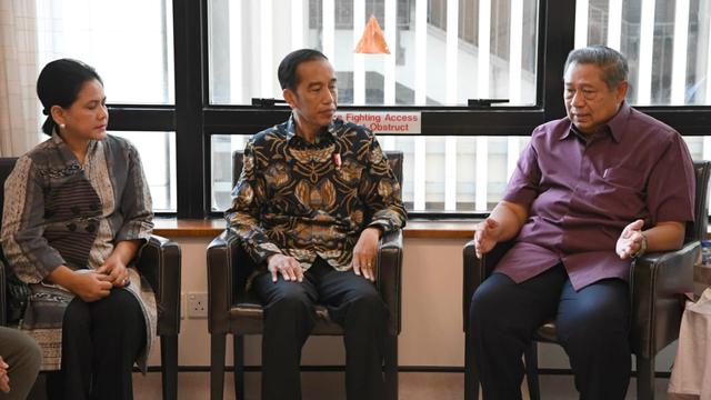 Presiden Jokowi dan Ibu Negara Iriana menjenguk istri Presiden ke-6 RI Susilo Bambang Yudhoyono (SBY), Ani Yudhoyono.