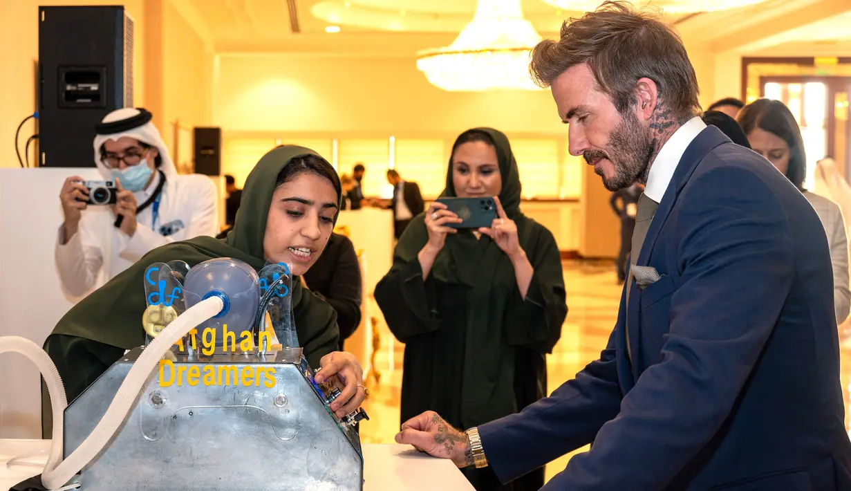 Mantan pemain sepak bola Inggris dan duta UNICEF, David Beckham mendengarkan anggota Tim Robotika Putri Afghanistan di Forum Doha di ibukota Qatar (27/3/2022). (Marwan Tahtah/Mofa/Doha Forum)