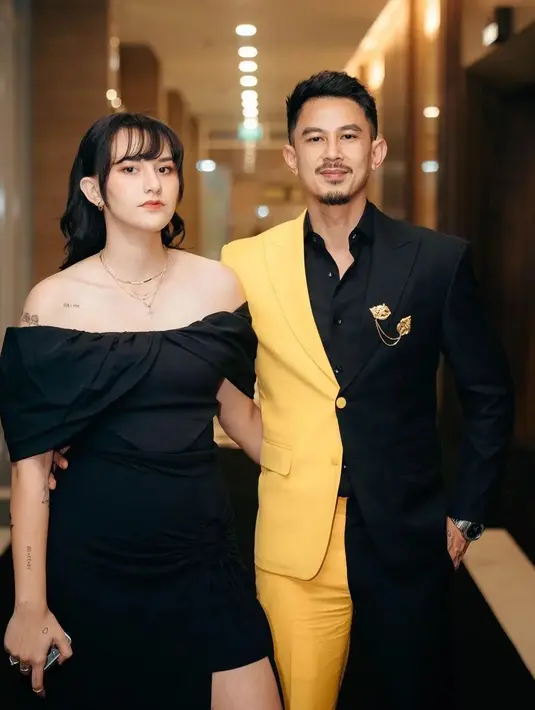 Dalam acara tersebut, keduanya tampil serasi dengan menggunakan busana bernuansa hitam.  [@snap.nuel]