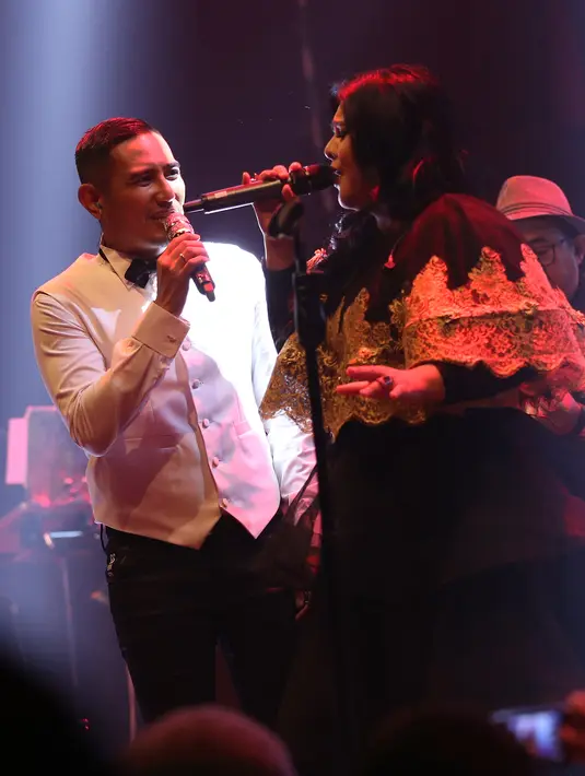 Audy Item turut memeriahkan konser dengan duet bersama Rio Febrian membawakan lagu ‘Janji di Atas Ingkar’. (Galih W. Satria/Bintang.com)
