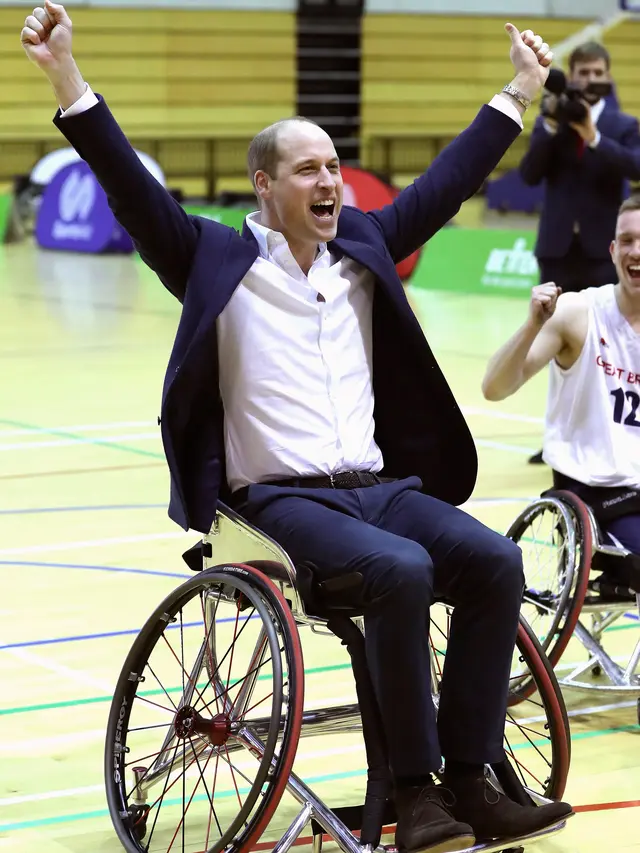 Pangeran William main basket dengan kursi roda