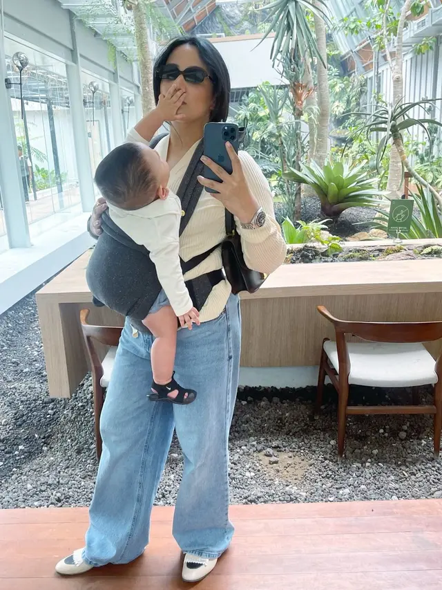 6 Potret Angel Pieters saat Momong Anak Pertama, Tetap Stunning