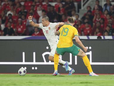 Pemain Timnas Indonesia, Ragnar Oratmangoen, berusaha melewati&nbsp;pemain Australia,&nbsp;Harry Soutar, pada laga kedua Grup C Kualifikasi Piala Dunia 2026 Zona Asia di Stadion Utama Gelora Bung Karno (SUGBK), Jakarta Pusat, pada Selasa (10/9/2024). (Bola.com/Abdul Aziz)