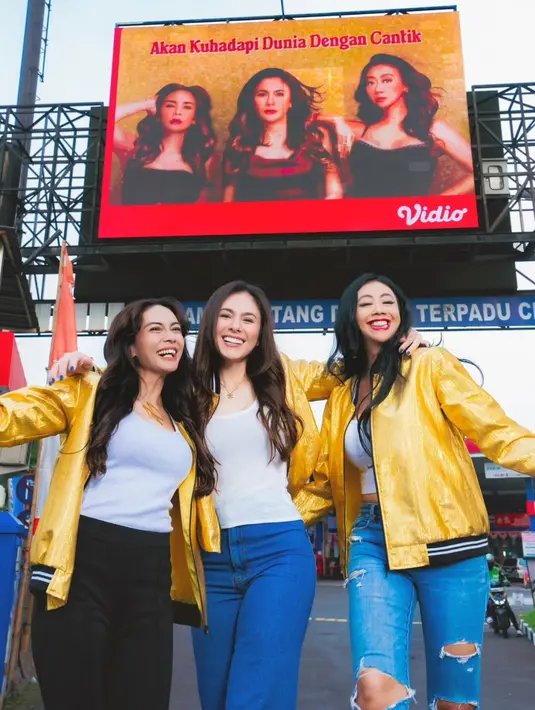 Di potret lainnya, trio mama ini kompak kenakan tanktop putih dan jaket baseball kuning keemasan [@wulanguritno]