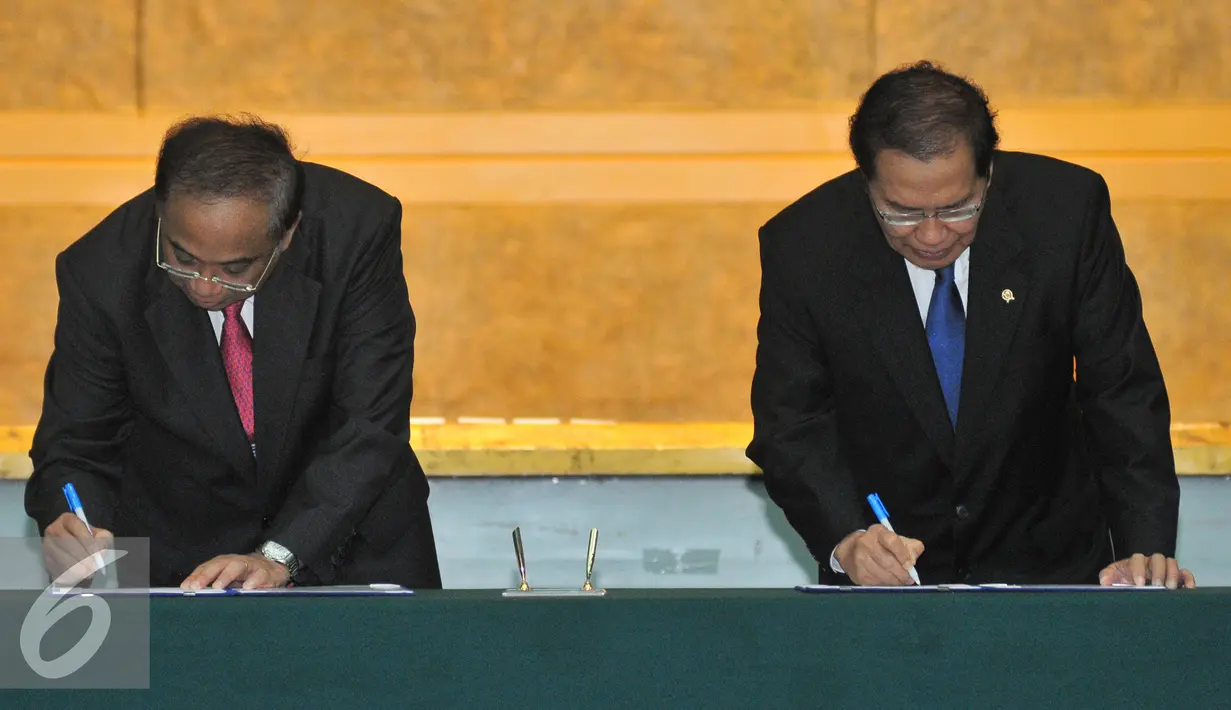 Menko Kemaritiman yang baru Rizal Ramli (kanan) dan Indroyono Soesilo saat penandatangan sertijab menteri di gedung BPPT, Jakarta, Kamis (13/8/15). Rizal resmi menggantikan Indroyono Soesilo sebagai Menko Kemaritiman. (Liputan6.com/Herman Zakharia))