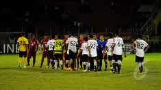 Persija Jakarta membungkam Semen Padang dengan skor 4-0 saat laga SCM Cup 2015 di Stadion H Agus Salim, Padang, Rabu (21/1/2015). (Liputan6.com/Johan Tallo)