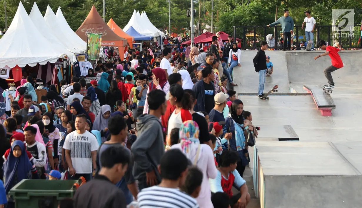 Warga memadati kawasan RPTRA Kalijodo, Jakarta, Minggu (30/12). Libur panjang jelang pergantian tahun dimanfaatkan warga untuk berlibur di kawasan RPTRA Kalijodo, Jakarta. (Liputan6.com/Helmi Fithriansyah)