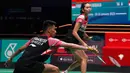 Dejan Ferdinansyah (kiri) dan Gloria Emanuelle Widjaja saat melawan China Zheng Si Wei dan Huang Ya Qiong pada pertandingan semifinal ganda campuran turnamen bulu tangkis Malaysia Open 2023 di Bukit Jalil Axiata Arena, Kuala Lumpur, Malaysia, Sabtu (14/1/2023). Dejan Ferdinansyah/Gloria Emanuelle Widjaja gagal merebut tiket final Malaysia Open 2023 setelah ditaklukkan Zheng Si Wei/Huang Ya Qiong. (AP Photo/Kien Huo)