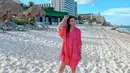 Inilah outfit Ashanty saat liburan di salah satu pantai Meksiko. Ashanty terlihat mengenakan kain pantai yang membuatnya tampil anggun. Ia memilih wana merah muda pucat yang tak terlalu mencolok. (Liputan6.com/IG/@ashanty_ash)