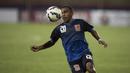Pemain PBFC, Terens Puhiri, mengontrol bola saat menghadapi PS TNI pada laga Piala Jenderal Sudirman di Gelora Delta Sidoarjo, Jawa Timur, Rabu (18/11/2015). (Bola.com/Vitalis Yogi Trisna)