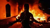 Konsulat Iran di Irak dibakar demonstran. (AFP)