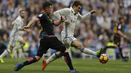 Pemain Real Madrid,  Mateo Kovacic (kanan) menghalau bola dari kejaran pemain Espanyol, Salvador Sevilla pada lanjutan La Liga di Santiago Bernabeu stadium. Madrid, (18/2/2017). Real Madrid menang 2-0. (AP/Francisco Seco)