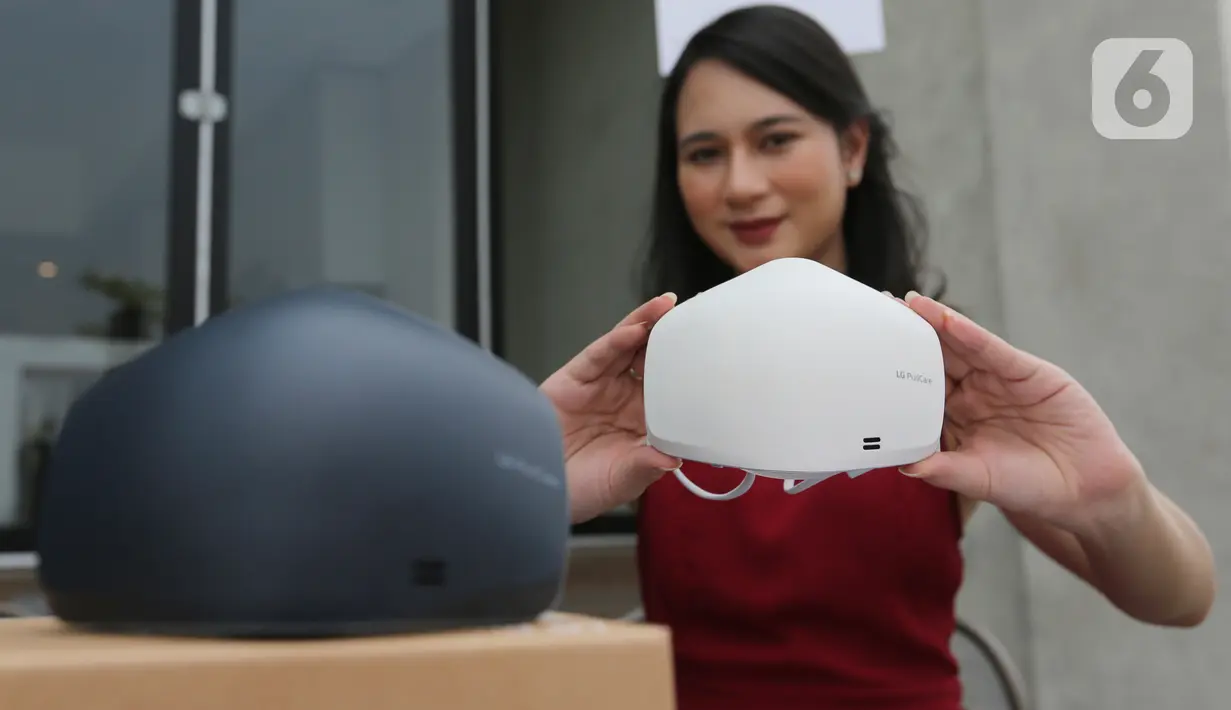 Model menunjukan LG PuriCare Wearable Air Purifier keluaran LG Electronics Indonesia saat peluncurannya di Jakarta, Kamis (19/8/2021). Masker pemurni udara diklaim bisa menyaring partikel PM 2.5 di sekitar dengan efektivitas 99,95 persen membuat udara menjadi lebih bersih. (Liputan6.com/LG)