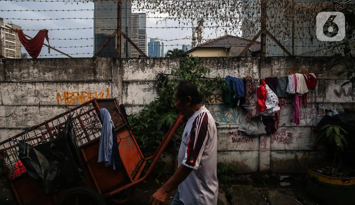 Warga berjalan di Perumahan Padat Penduduk kawasan Kuningan Jakarta, Kamis (1/7/2021). Seluruh Wilayah Ibu Kota terpantau berada di Zona merah alias risiko tinggi kecuali Kepualuan Seribu yang saat ini masuk dalam risiko sedang. (Liputan6.com/Johan Tallo)