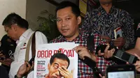Pemimpin Redaksi Tabloid Obor Rakyat Setyardi Budiyono memegang tabloid Obor Rakyat  seusai menjalani pemeriksaan di Bareskrim Mabes Polri, Jakarta, Senin (23/6). (ANTARA FOTO/Reno Esnir)