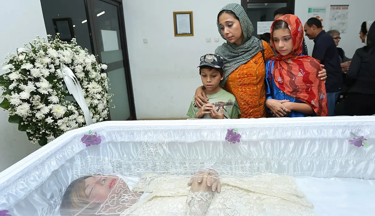 Sejak kenal lama, Ayu melihat sahabatnya tersebut sebagai orang yang sangat patuh pada orang tuanya. Hal itu juga yang akhirnya terjadi perselisihan kedua orang tua saat akan dimakamkan. (Bambang E. Ros/Bintang.com)