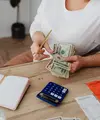 Pengeluaran kecil yang tampak sepele bisa berdampak besar pada kondisi finansial jika dilakukan terus-menerus. [Dok/Pexels.com/kaboompics].