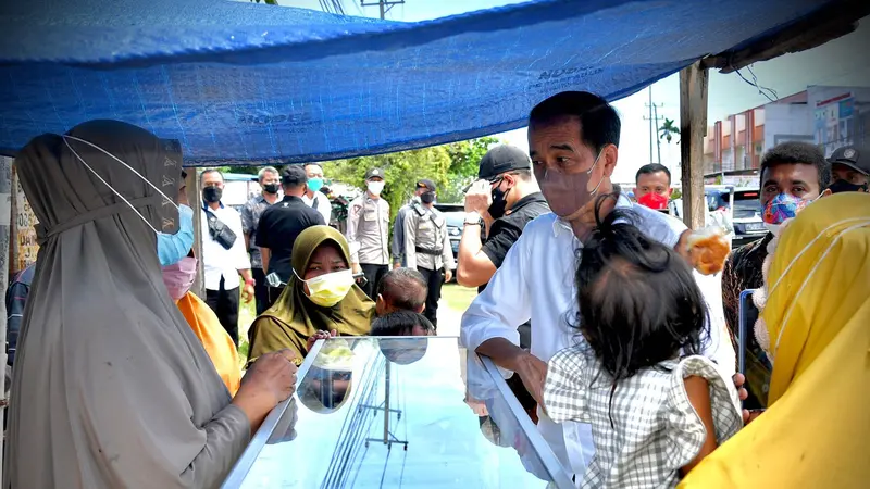 Jokowi beri bantuan modal usaha untuk pedagang kue di Sorong, Papua Barat