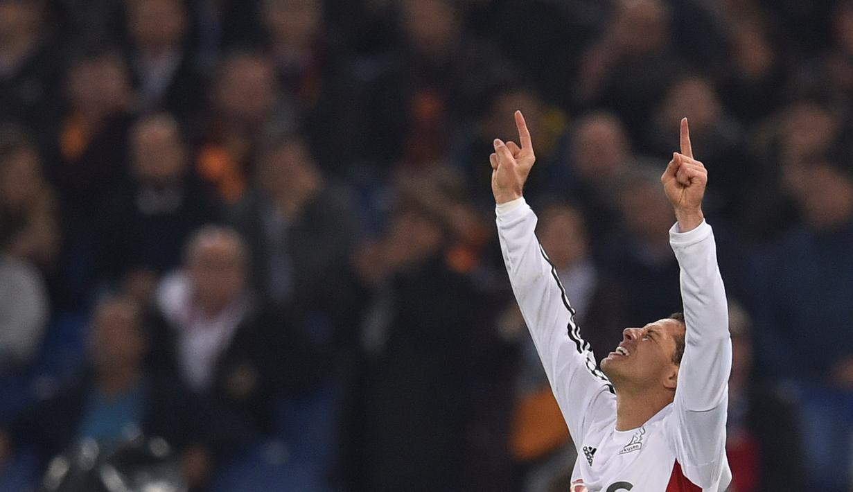 Ekspresi pemain Bayer Leverkusen, Javier Hernandez, setelah mencetak gol ke gawang AS Roma dalam laga Grup E Liga Champions di Stadion Olimpico, Roma, Kamis (5/11/2015) dini hari WIB. (AFP Photo/Andreas Solaro)