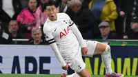 Striker Timnas Korea Selatan milik Tottenham Hotspur, Son Heung-min sudah pasti akan menjadi sorotan utama pada ajang Piala Asia 2023 Qatar nanti. Penampilan impresifnya bersama Spurs dalam beberapa musim terakhir tentu menjadi keuntungan tersendiri bagi kubu Korea Selatan untuk meraih gelar di Qatar nanti. Bersama Timnas Korea Selatan ia telah mengoleksi 116 caps dengan torehan 41 gol dan 19 assist. Piala Asia 2023 Qatar menjadi Piala Asia edisi keempat yang diikutinya setelah sebelumnya ia juga tampil pada ajang Piala Asia 2011 Qatar, Piala Asia 2015 Australia dan Piala Asia 2019 Qatar. (AFP/Glyn Kirk)