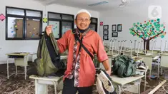 Petugas membawa barang-barang saat membersihkan ruangan di MTsN 19 Pondok Labu, Jakarta, Jumat (7/10/2022). Petugas PPSU, Satpol PP, dan Dinas Pemadam Kebakaran membersihkan ruang kelas, kantin, dan fasilitas lainnya usai terendam banjir pada Kamis sore kemarin. (Liputan6.com/Herman Zakharia)