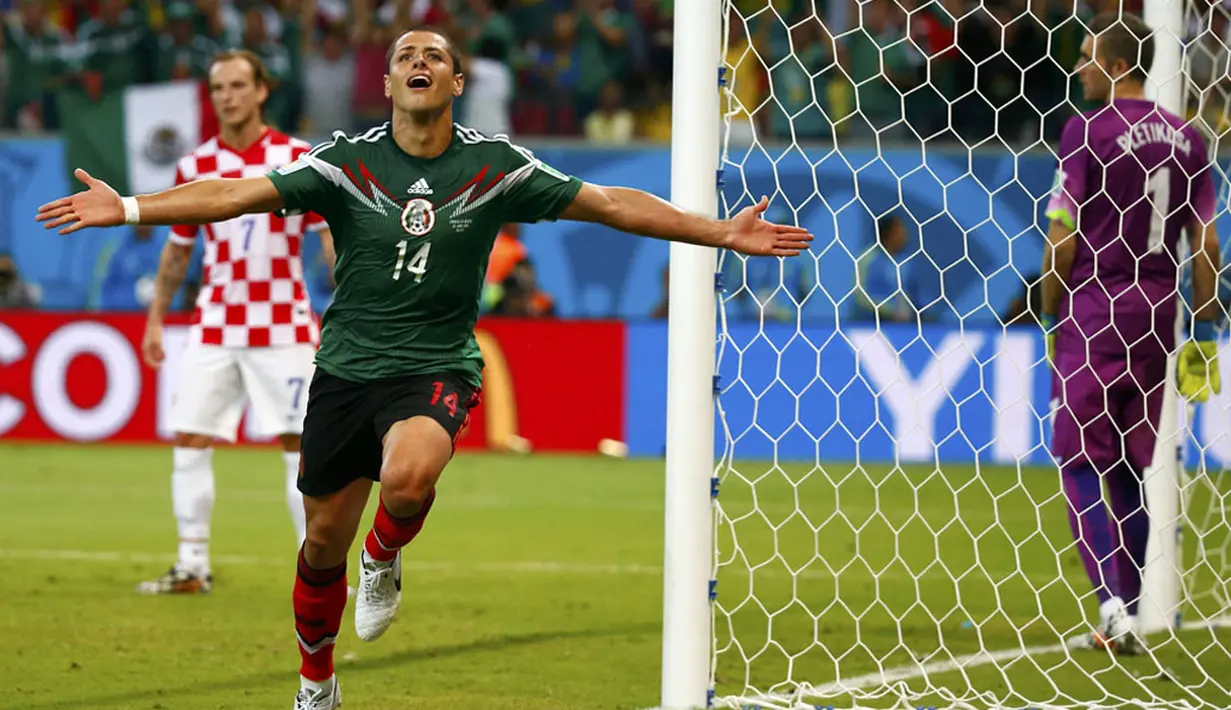 Selebrasi pemain depan Meksiko, Javier Hernandez saat memastikan kemenangan atas Kroasia 3-1 di Stadion Pernambuco, Recife, Brasil, (24/6/2014). (REUTERS/Paul Hanna)