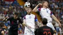 Gelandang Islandia, Aron Gunnarsson, duel udara dengan gelandang Kroasia, Duje Caleta-Car, pada laga grup D Piala Dunia di Rostov Arena, Rostov-on-Don, Selasa (26/6/2018). Kroasia menang 2-1 atas Islandia. (AP/Natacha Pisarenko)